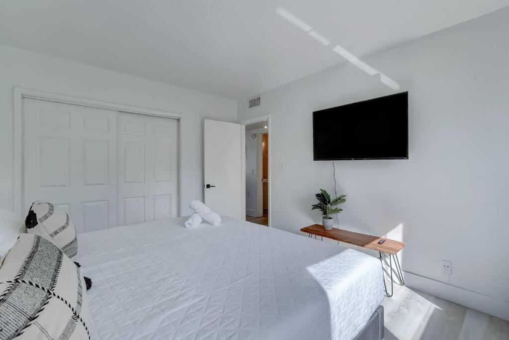 Chic Retreat: 2Br Apartment! Fort Lauderdale Exteriör bild