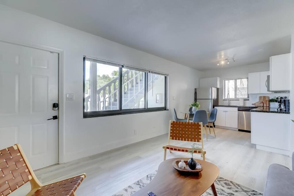 Chic Retreat: 2Br Apartment! Fort Lauderdale Exteriör bild